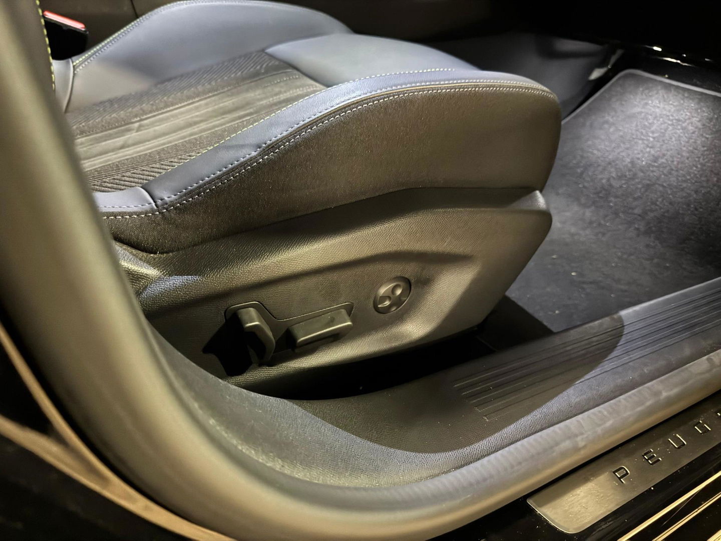 Peugeot 408 1.2 PureTech GT 130 EAT8 KEYLESS CARPLAY