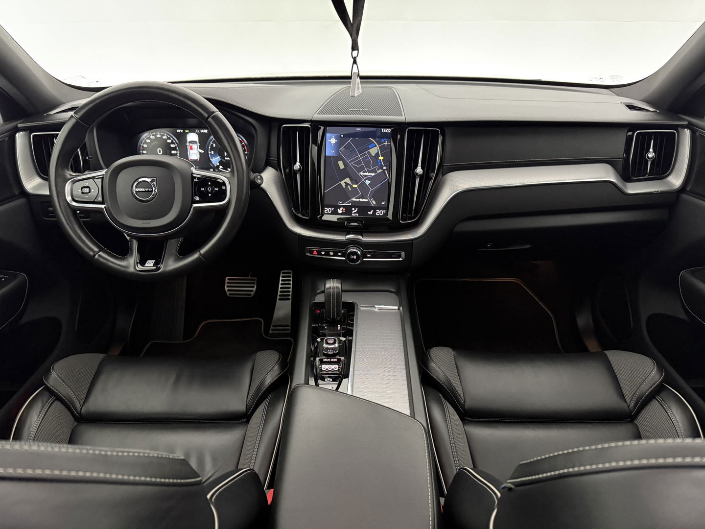 Volvo XC60 2.0 Recharge T8 AWD R-Design | SOH 83% | Pano | H/K | HuD | Memory | Stoel/Stuurverw. | Virtual | Trekh. | Camera | Carplay