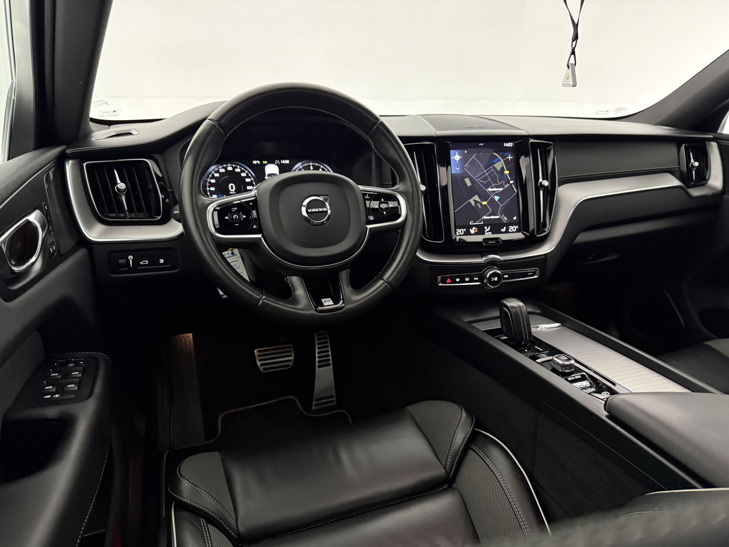 Volvo XC60 2.0 Recharge T8 AWD R-Design | SOH 83% | Pano | H/K | HuD | Memory | Stoel/Stuurverw. | Virtual | Trekh. | Camera | Carplay