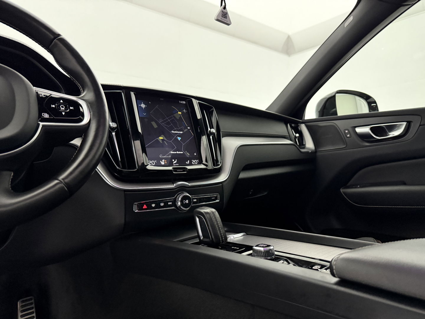 Volvo XC60 2.0 Recharge T8 AWD R-Design | SOH 83% | Pano | H/K | HuD | Memory | Stoel/Stuurverw. | Virtual | Trekh. | Camera | Carplay