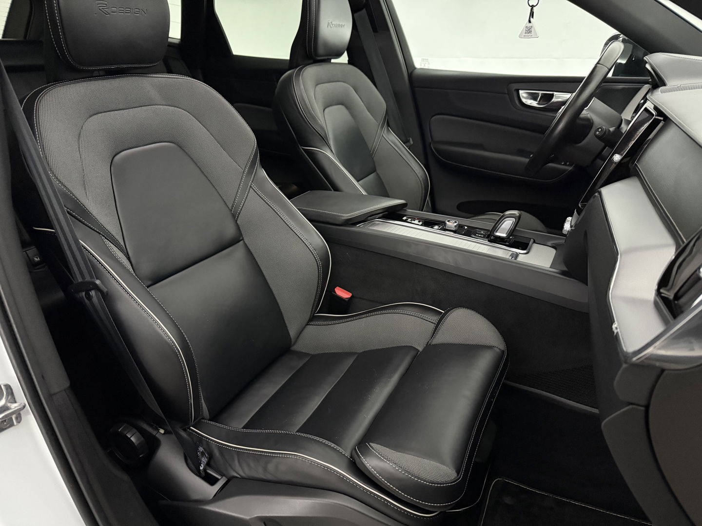 Volvo XC60 2.0 Recharge T8 AWD R-Design | SOH 83% | Pano | H/K | HuD | Memory | Stoel/Stuurverw. | Virtual | Trekh. | Camera | Carplay