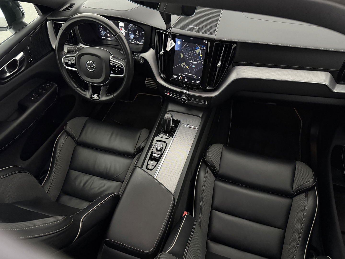 Volvo XC60 2.0 Recharge T8 AWD R-Design | SOH 83% | Pano | H/K | HuD | Memory | Stoel/Stuurverw. | Virtual | Trekh. | Camera | Carplay