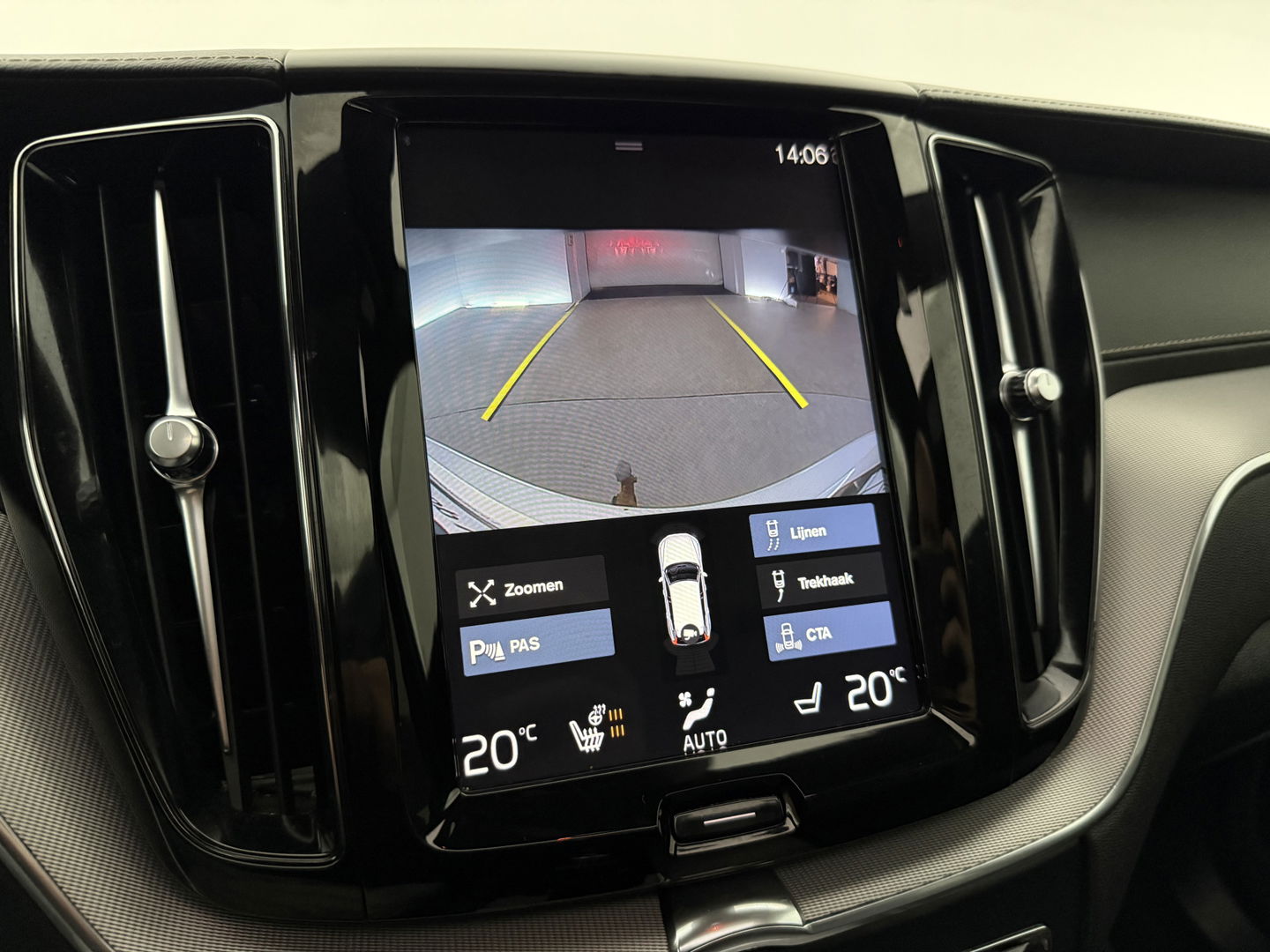 Volvo XC60 2.0 Recharge T8 AWD R-Design | SOH 83% | Pano | H/K | HuD | Memory | Stoel/Stuurverw. | Virtual | Trekh. | Camera | Carplay