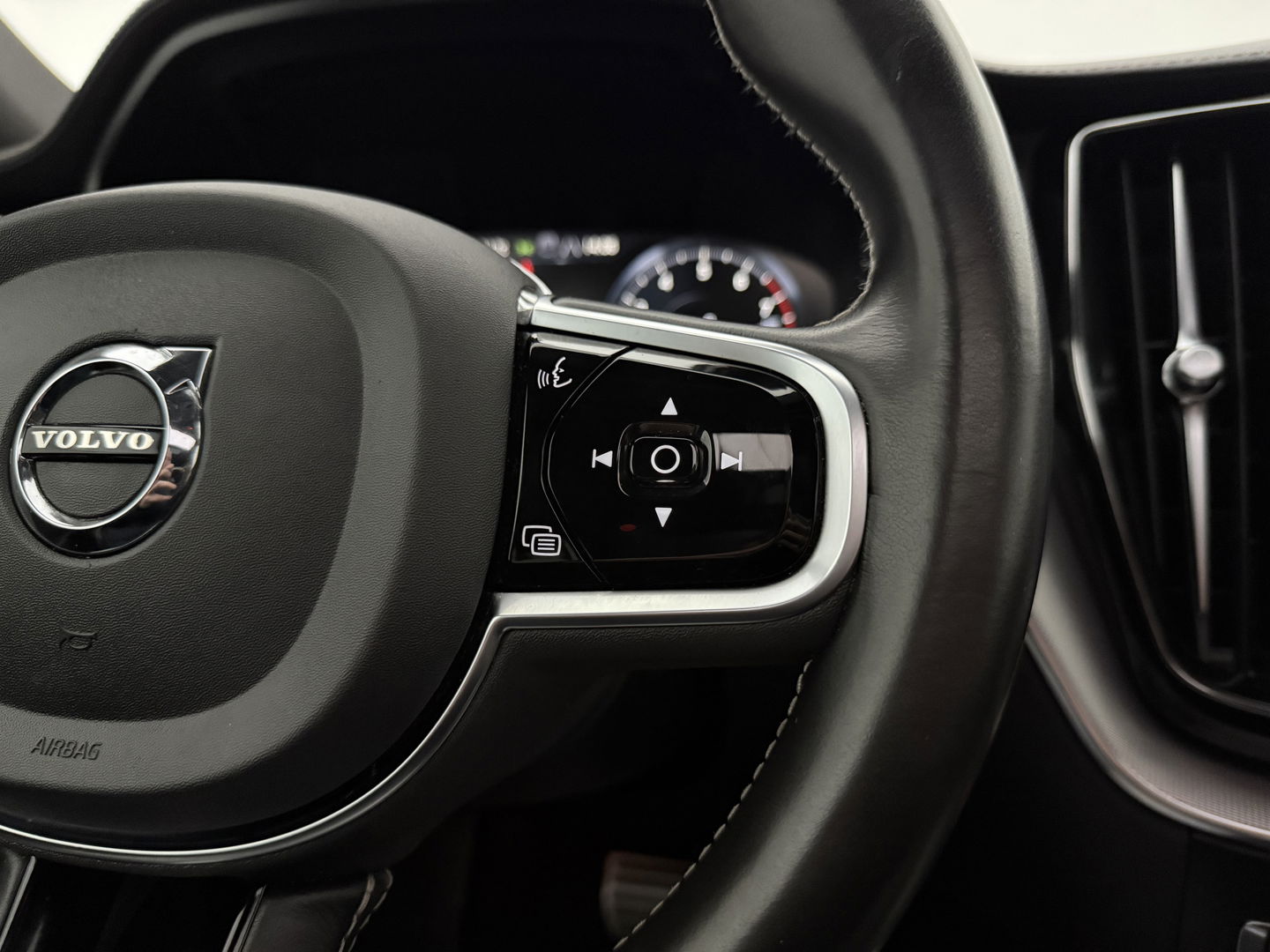 Volvo XC60 2.0 Recharge T8 AWD R-Design | SOH 83% | Pano | H/K | HuD | Memory | Stoel/Stuurverw. | Virtual | Trekh. | Camera | Carplay