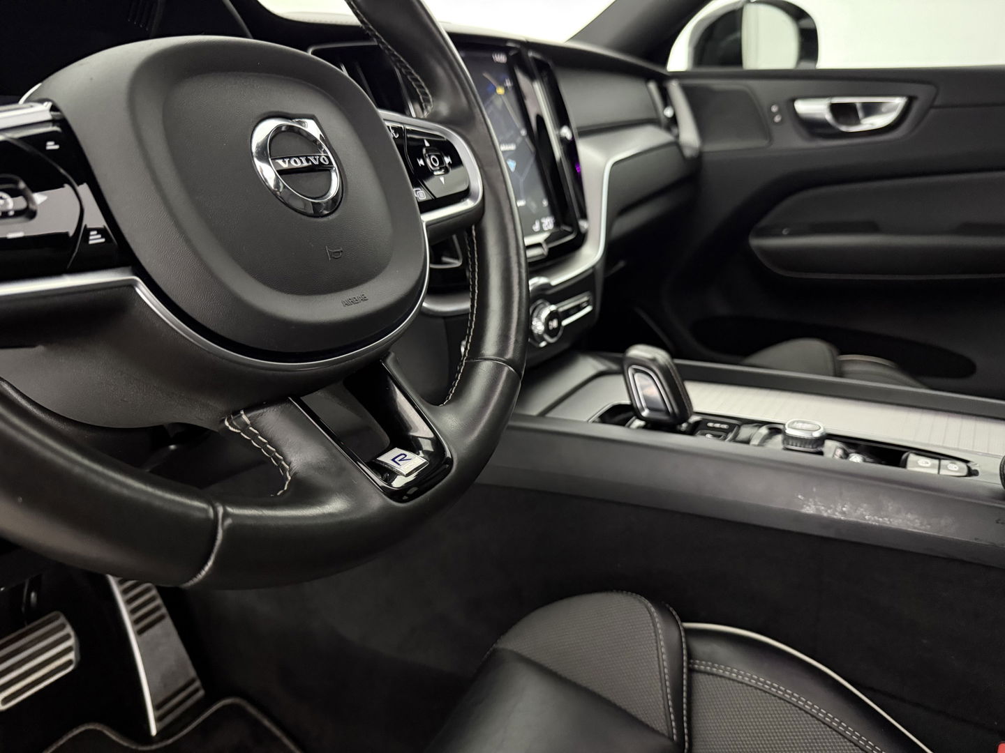 Volvo XC60 2.0 Recharge T8 AWD R-Design | SOH 83% | Pano | H/K | HuD | Memory | Stoel/Stuurverw. | Virtual | Trekh. | Camera | Carplay