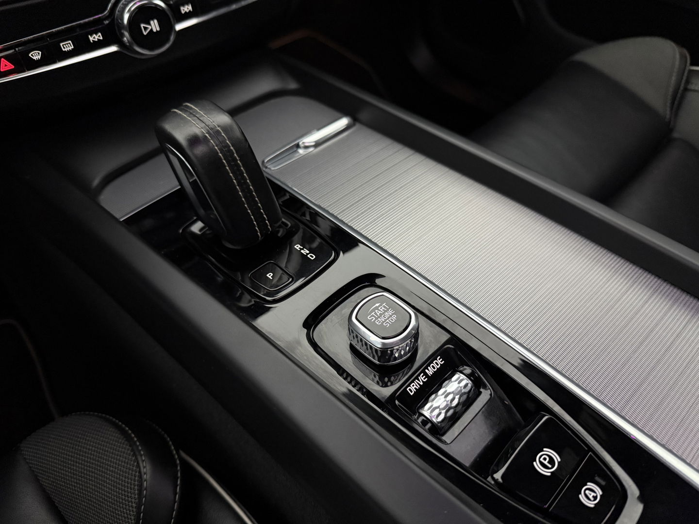 Volvo XC60 2.0 Recharge T8 AWD R-Design | SOH 83% | Pano | H/K | HuD | Memory | Stoel/Stuurverw. | Virtual | Trekh. | Camera | Carplay