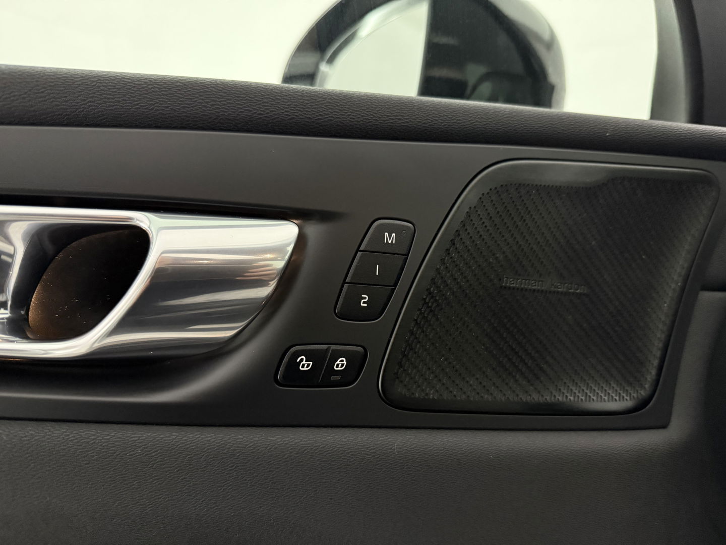 Volvo XC60 2.0 Recharge T8 AWD R-Design | SOH 83% | Pano | H/K | HuD | Memory | Stoel/Stuurverw. | Virtual | Trekh. | Camera | Carplay