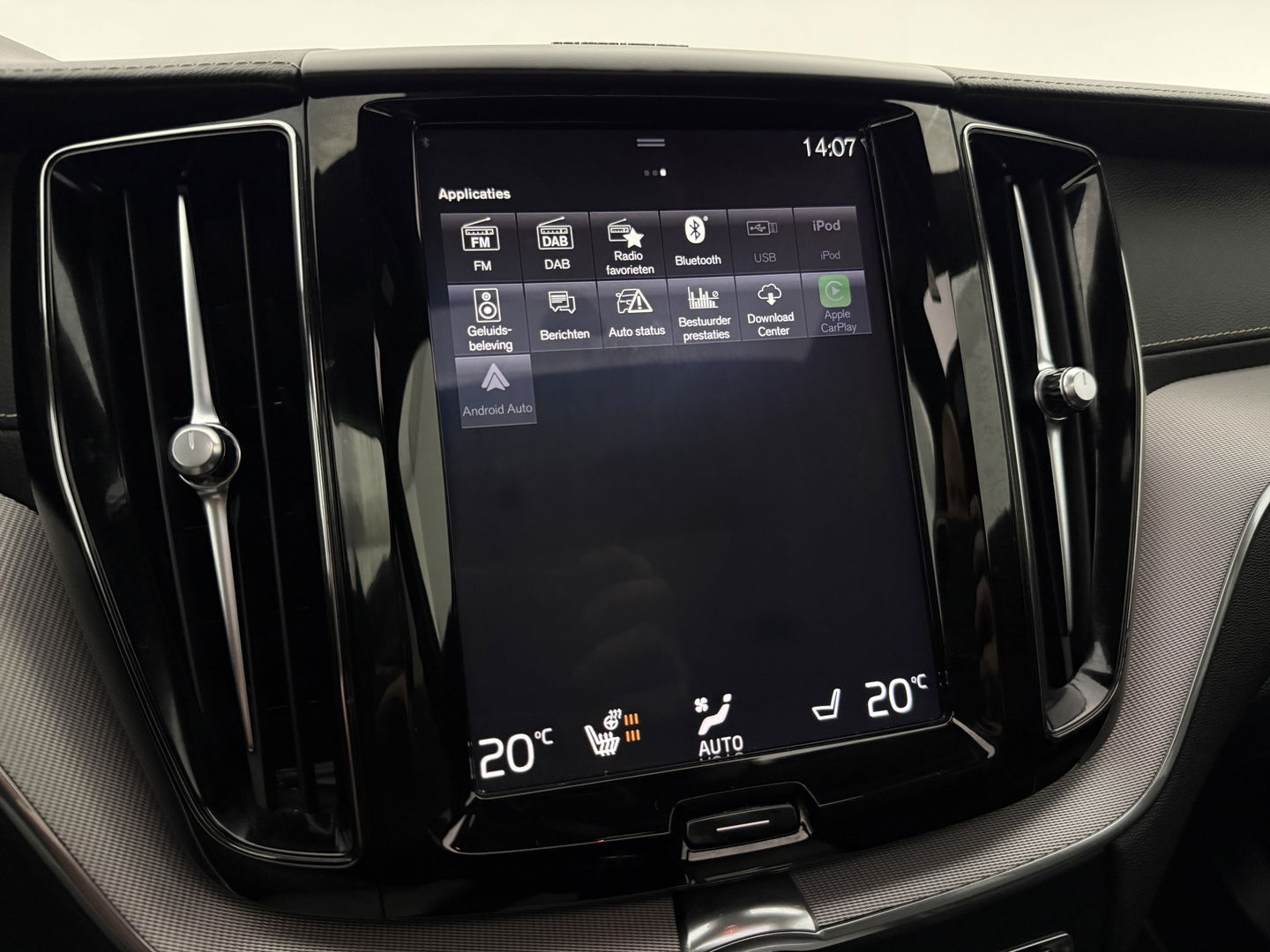 Volvo XC60 2.0 Recharge T8 AWD R-Design | SOH 83% | Pano | H/K | HuD | Memory | Stoel/Stuurverw. | Virtual | Trekh. | Camera | Carplay