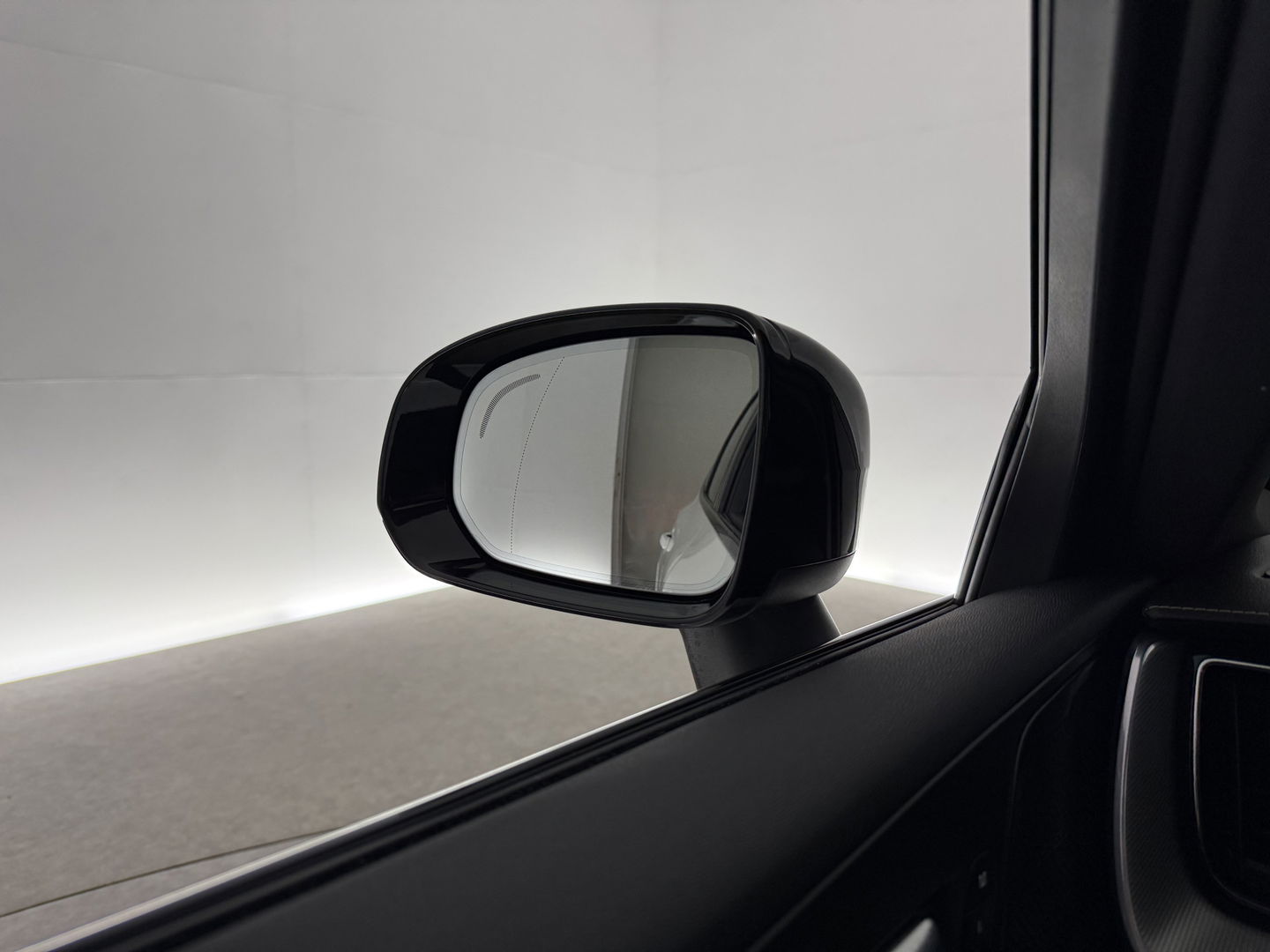 Volvo XC60 2.0 Recharge T8 AWD R-Design | SOH 83% | Pano | H/K | HuD | Memory | Stoel/Stuurverw. | Virtual | Trekh. | Camera | Carplay