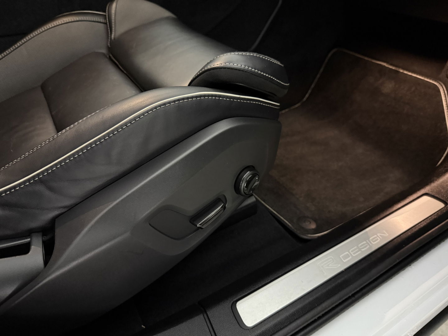 Volvo XC60 2.0 Recharge T8 AWD R-Design | SOH 83% | Pano | H/K | HuD | Memory | Stoel/Stuurverw. | Virtual | Trekh. | Camera | Carplay