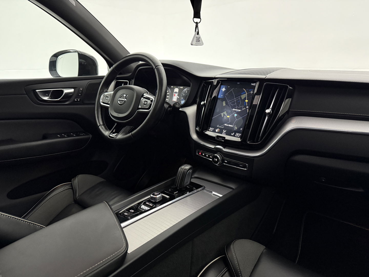 Volvo XC60 2.0 Recharge T8 AWD R-Design | SOH 83% | Pano | H/K | HuD | Memory | Stoel/Stuurverw. | Virtual | Trekh. | Camera | Carplay