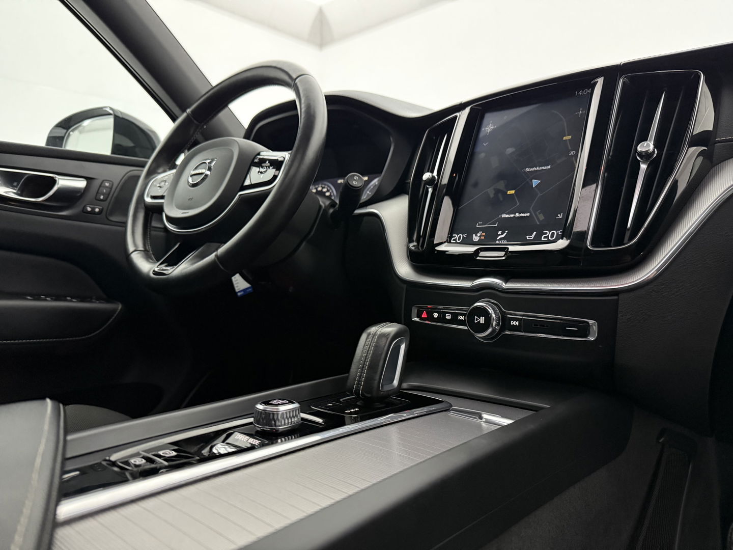 Volvo XC60 2.0 Recharge T8 AWD R-Design | SOH 83% | Pano | H/K | HuD | Memory | Stoel/Stuurverw. | Virtual | Trekh. | Camera | Carplay
