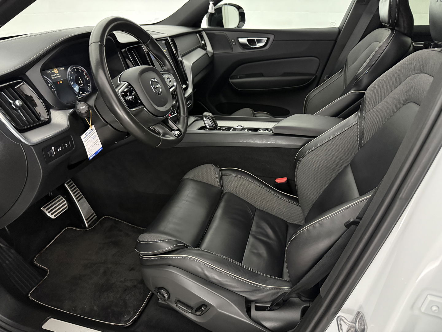 Volvo XC60 2.0 Recharge T8 AWD R-Design | SOH 83% | Pano | H/K | HuD | Memory | Stoel/Stuurverw. | Virtual | Trekh. | Camera | Carplay