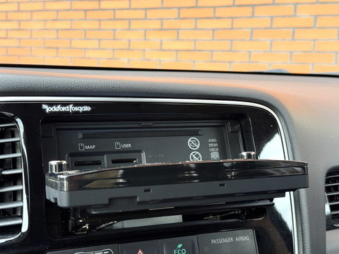 Mitsubishi Outlander 2.0 PHEV instyle+ | 18'' lichtmetaal | 360° Camera | Schuif / kanteldak | 1500KG trekken | Stoel / Stuurverwarming | Lederen Bekleding |