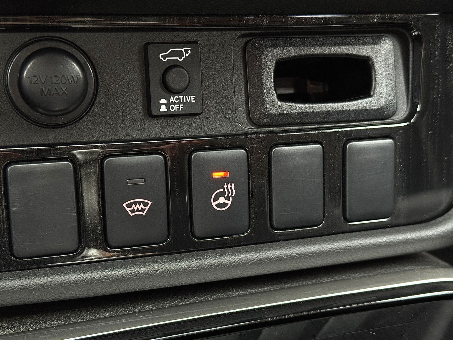 Mitsubishi Outlander 2.0 PHEV instyle+ | 18'' lichtmetaal | 360° Camera | Schuif / kanteldak | 1500KG trekken | Stoel / Stuurverwarming | Lederen Bekleding |