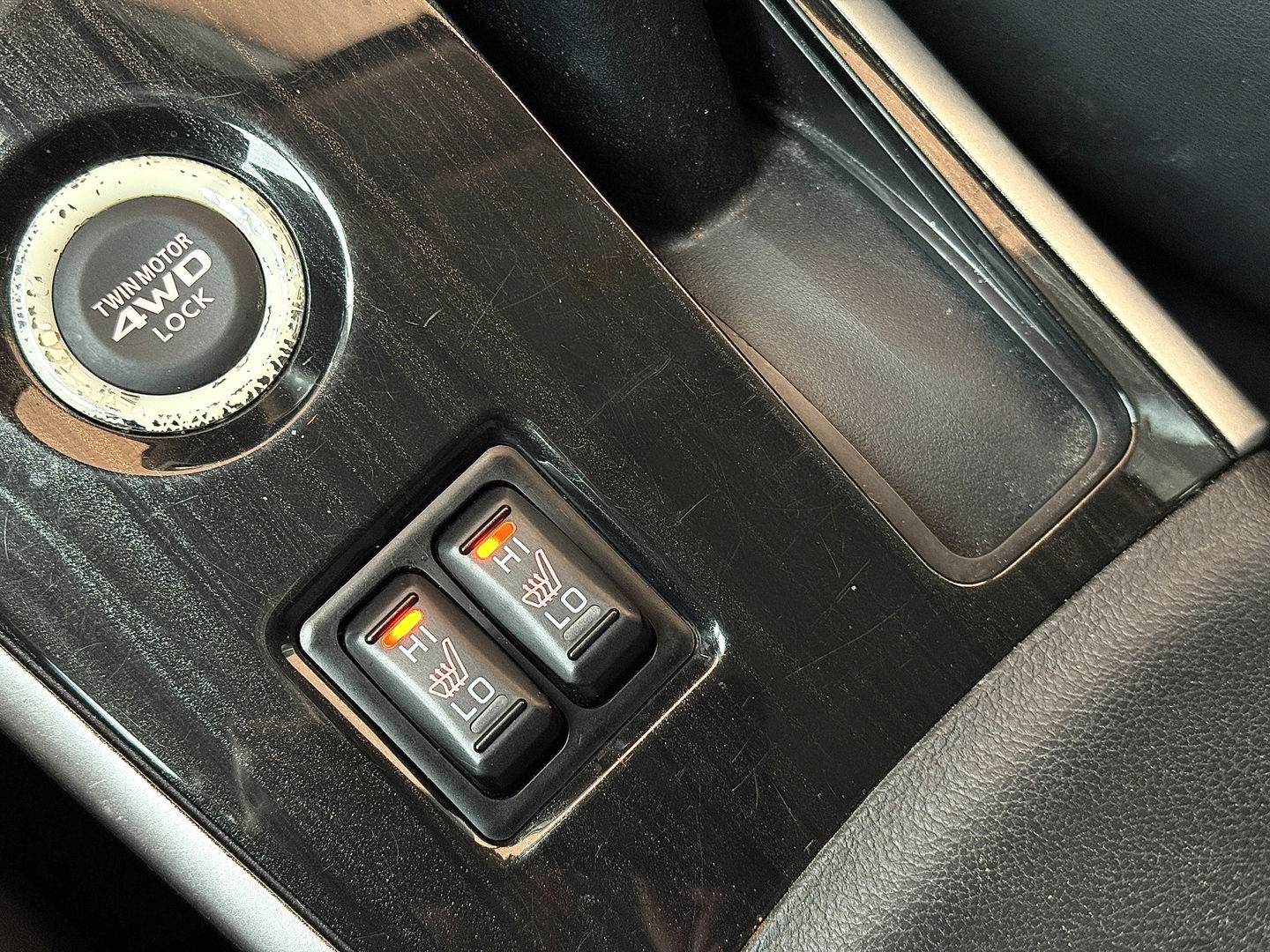 Mitsubishi Outlander 2.0 PHEV instyle+ | 18'' lichtmetaal | 360° Camera | Schuif / kanteldak | 1500KG trekken | Stoel / Stuurverwarming | Lederen Bekleding |