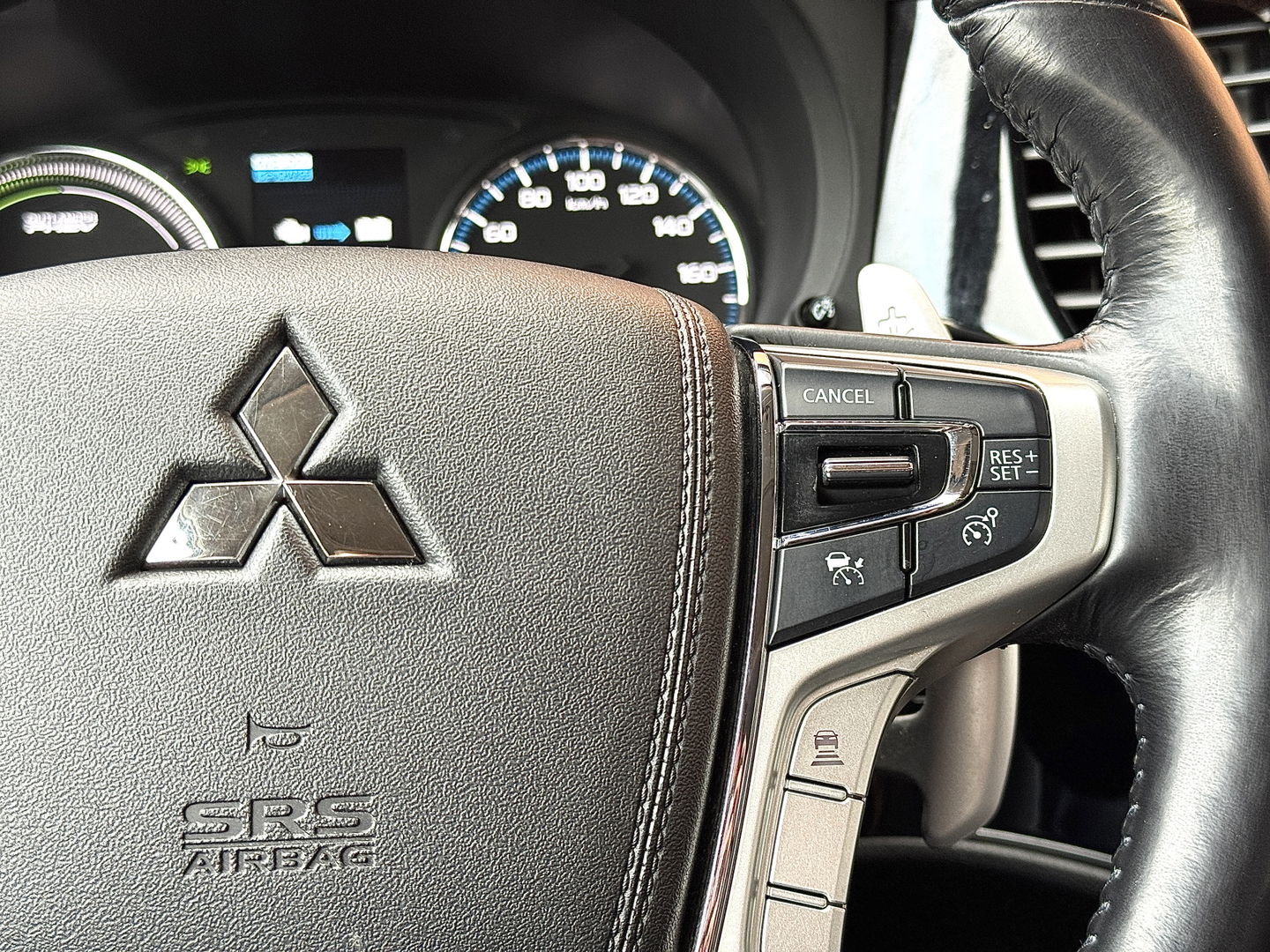 Mitsubishi Outlander 2.0 PHEV instyle+ | 18'' lichtmetaal | 360° Camera | Schuif / kanteldak | 1500KG trekken | Stoel / Stuurverwarming | Lederen Bekleding |