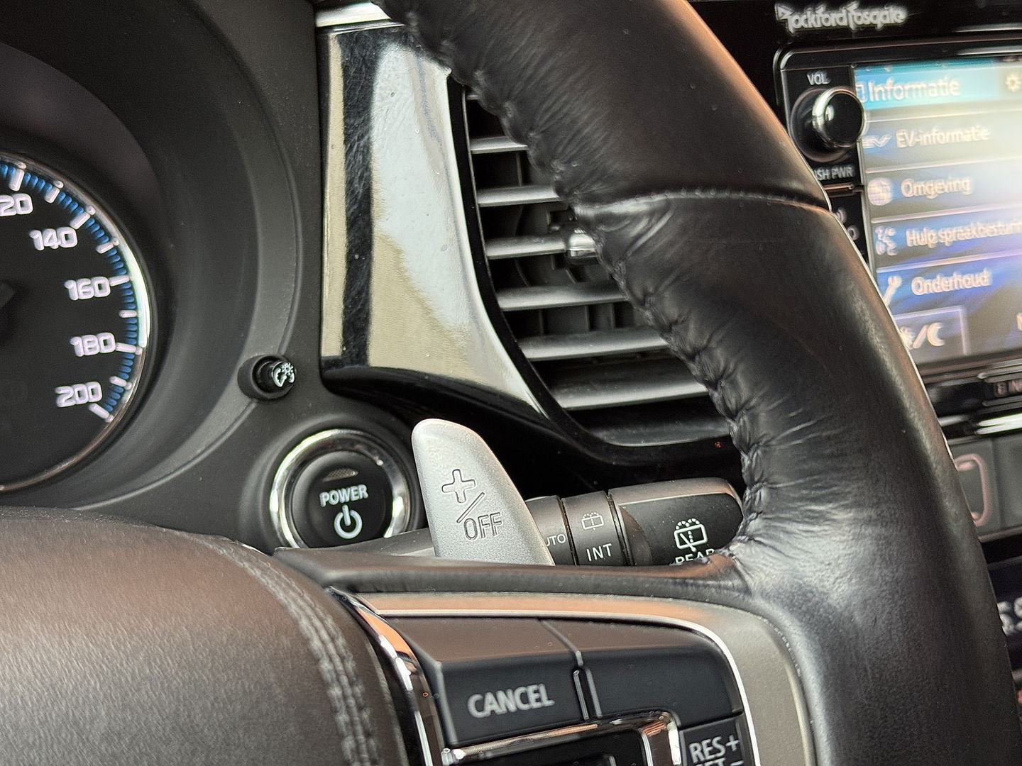 Mitsubishi Outlander 2.0 PHEV instyle+ | 18'' lichtmetaal | 360° Camera | Schuif / kanteldak | 1500KG trekken | Stoel / Stuurverwarming | Lederen Bekleding |