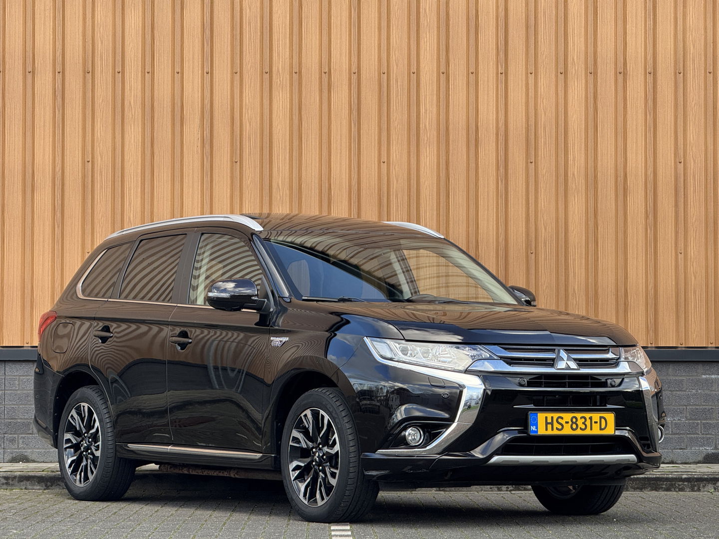 Mitsubishi Outlander 2.0 PHEV instyle+ | 18'' lichtmetaal | 360° Camera | Schuif / kanteldak | 1500KG trekken | Stoel / Stuurverwarming | Lederen Bekleding |