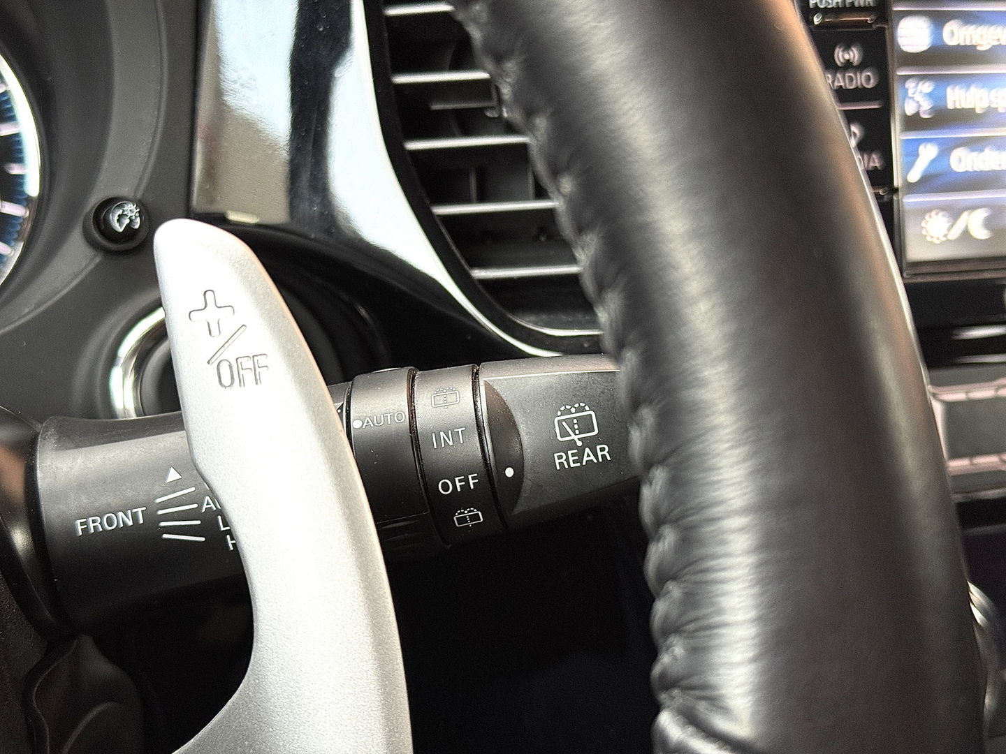 Mitsubishi Outlander 2.0 PHEV instyle+ | 18'' lichtmetaal | 360° Camera | Schuif / kanteldak | 1500KG trekken | Stoel / Stuurverwarming | Lederen Bekleding |