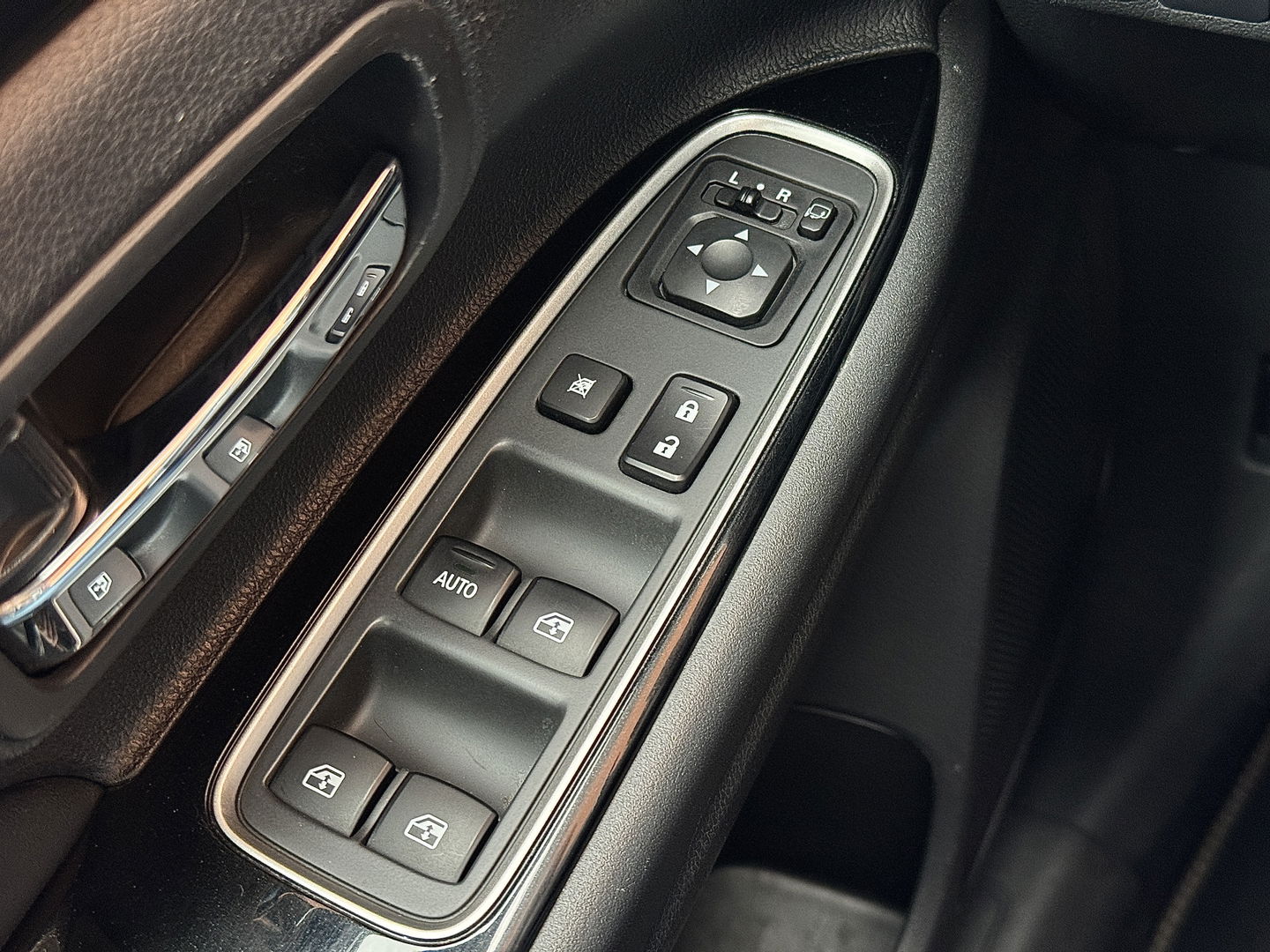 Mitsubishi Outlander 2.0 PHEV instyle+ | 18'' lichtmetaal | 360° Camera | Schuif / kanteldak | 1500KG trekken | Stoel / Stuurverwarming | Lederen Bekleding |