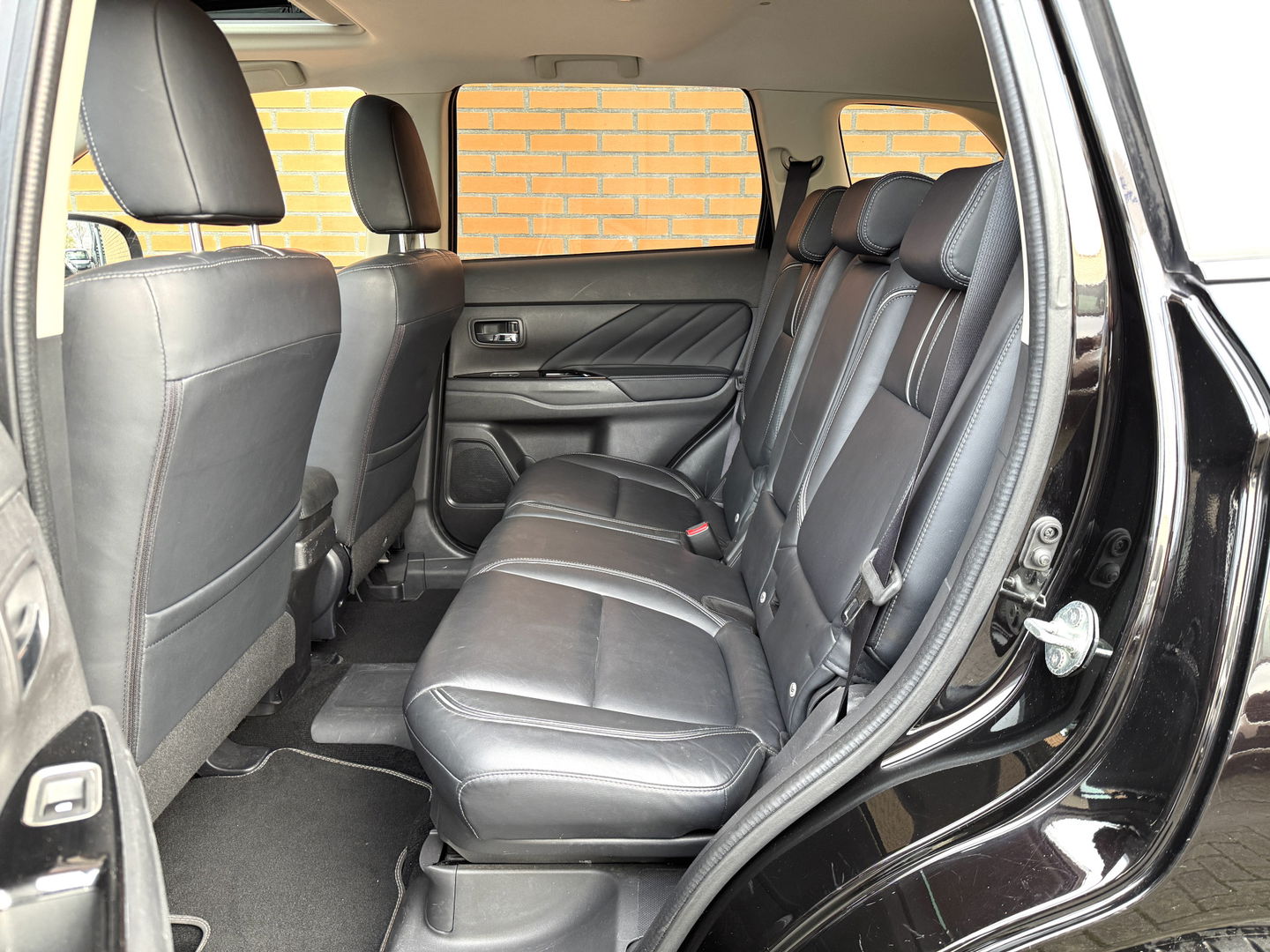Mitsubishi Outlander 2.0 PHEV instyle+ | 18'' lichtmetaal | 360° Camera | Schuif / kanteldak | 1500KG trekken | Stoel / Stuurverwarming | Lederen Bekleding |