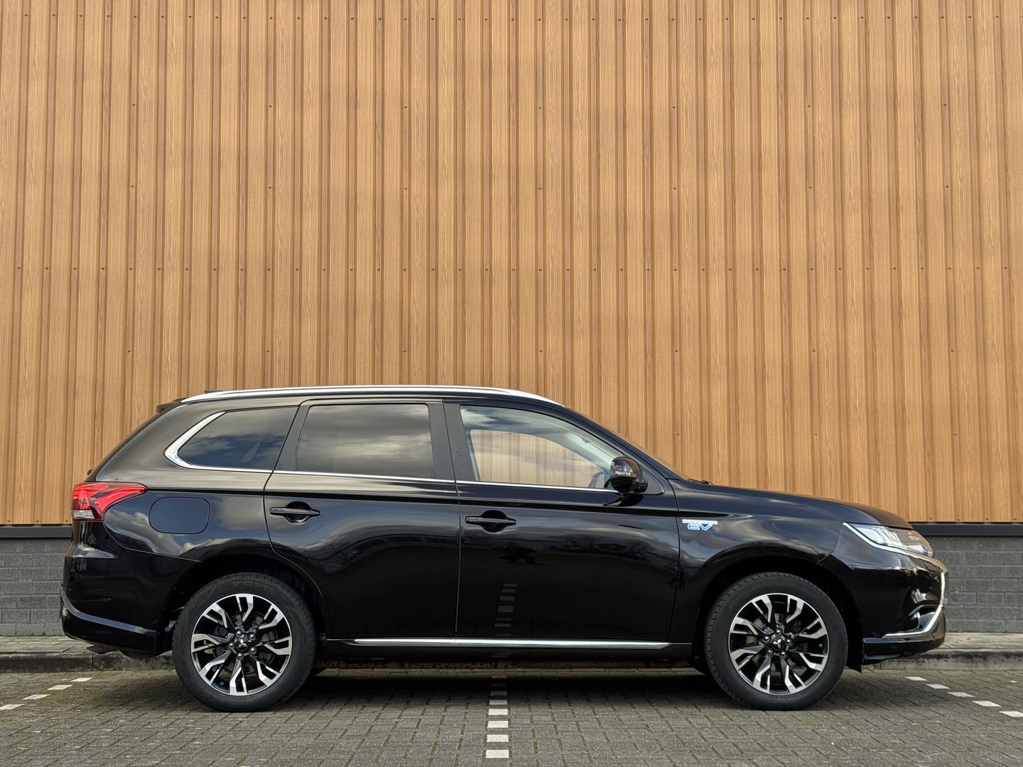 Mitsubishi Outlander 2.0 PHEV instyle+ | 18'' lichtmetaal | 360° Camera | Schuif / kanteldak | 1500KG trekken | Stoel / Stuurverwarming | Lederen Bekleding |