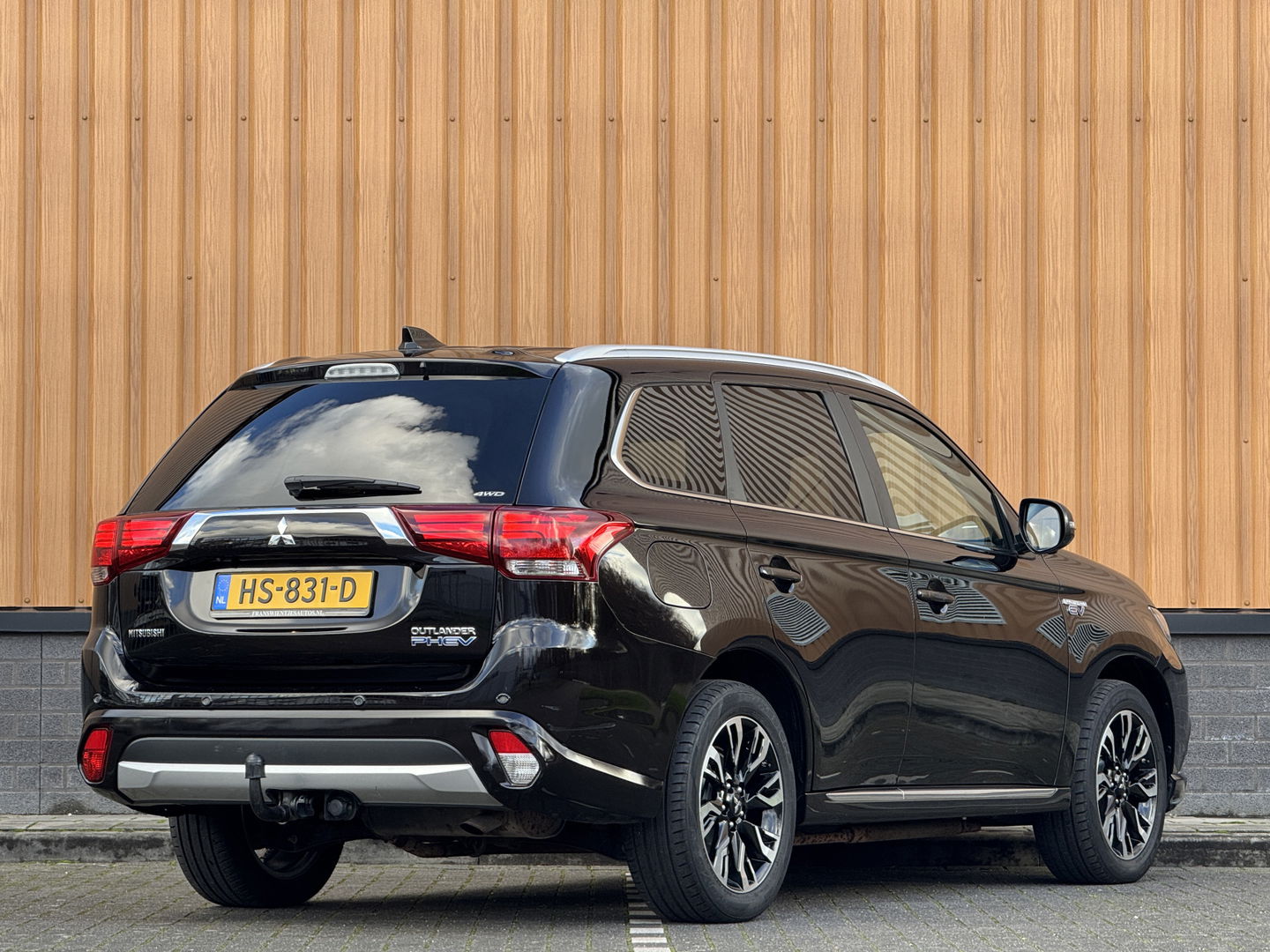 Mitsubishi Outlander 2.0 PHEV instyle+ | 18'' lichtmetaal | 360° Camera | Schuif / kanteldak | 1500KG trekken | Stoel / Stuurverwarming | Lederen Bekleding |