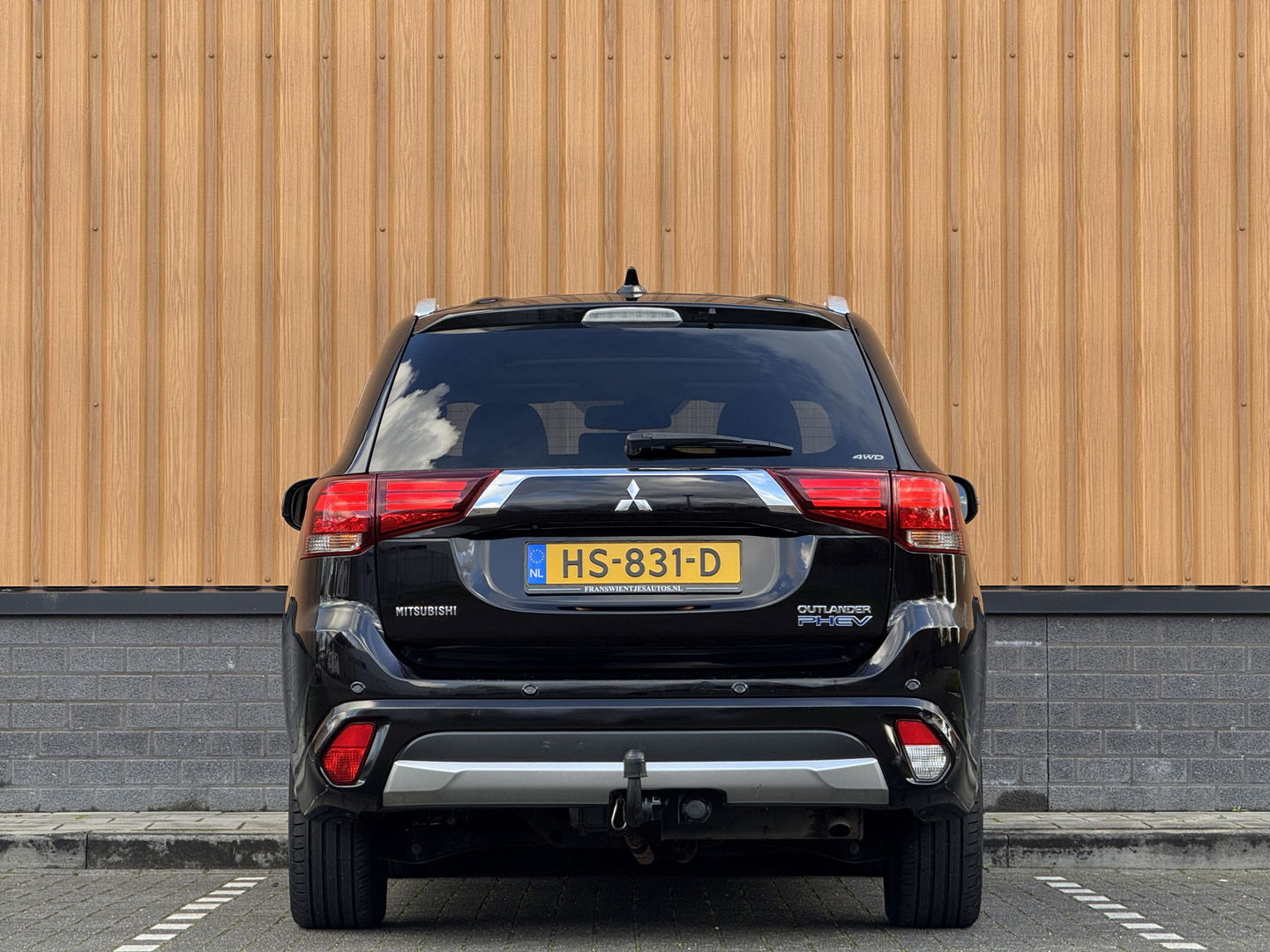 Mitsubishi Outlander 2.0 PHEV instyle+ | 18'' lichtmetaal | 360° Camera | Schuif / kanteldak | 1500KG trekken | Stoel / Stuurverwarming | Lederen Bekleding |