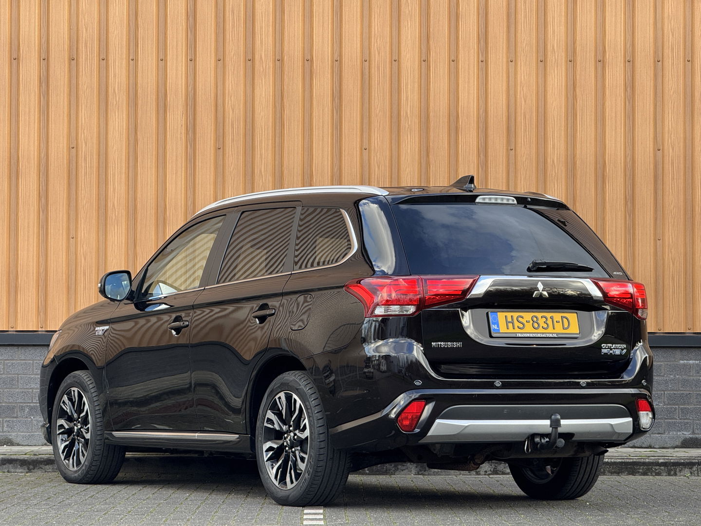Mitsubishi Outlander 2.0 PHEV instyle+ | 18'' lichtmetaal | 360° Camera | Schuif / kanteldak | 1500KG trekken | Stoel / Stuurverwarming | Lederen Bekleding |
