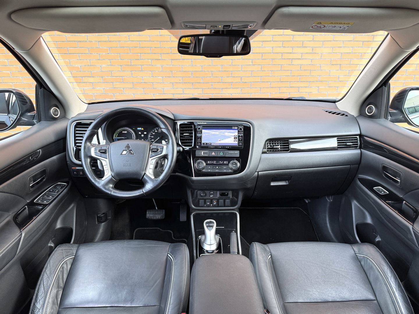 Mitsubishi Outlander 2.0 PHEV instyle+ | 18'' lichtmetaal | 360° Camera | Schuif / kanteldak | 1500KG trekken | Stoel / Stuurverwarming | Lederen Bekleding |