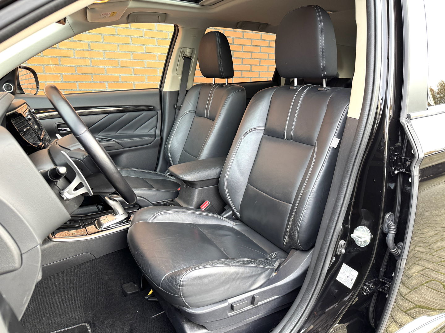 Mitsubishi Outlander 2.0 PHEV instyle+ | 18'' lichtmetaal | 360° Camera | Schuif / kanteldak | 1500KG trekken | Stoel / Stuurverwarming | Lederen Bekleding |