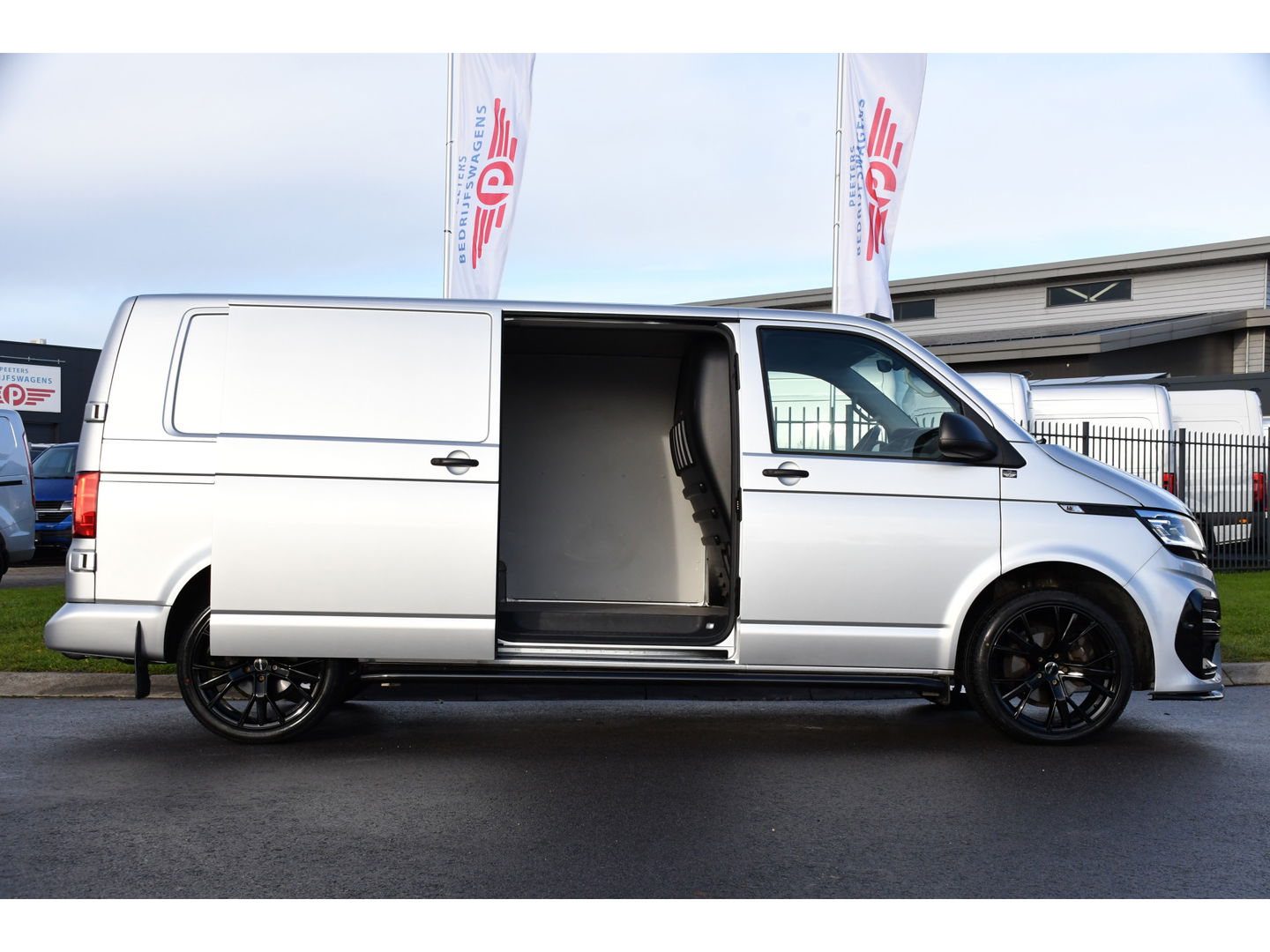 Volkswagen Transporter 2.0 TDI L2H1 ABT Edition Camera, Carplay, Stoelverwarming, Cruise, LED, 150pk, Automaat, Multimedia, Standkachel, Trekhaak, Uniek!