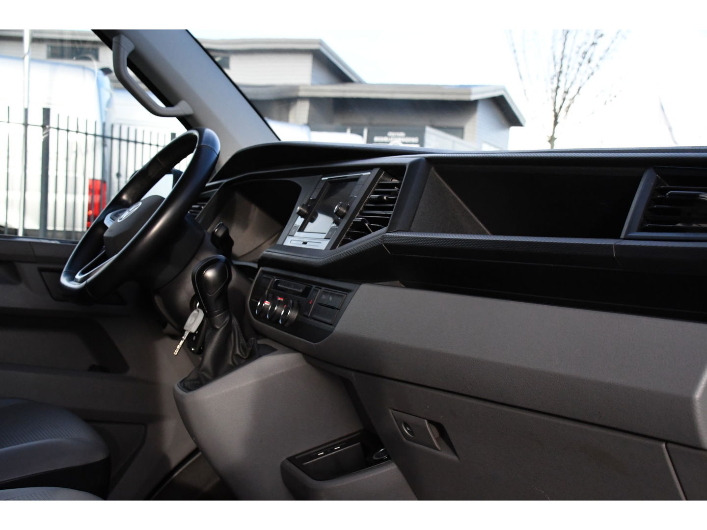 Volkswagen Transporter 2.0 TDI L2H1 ABT Edition Camera, Carplay, Stoelverwarming, Cruise, LED, 150pk, Automaat, Multimedia, Standkachel, Trekhaak, Uniek!