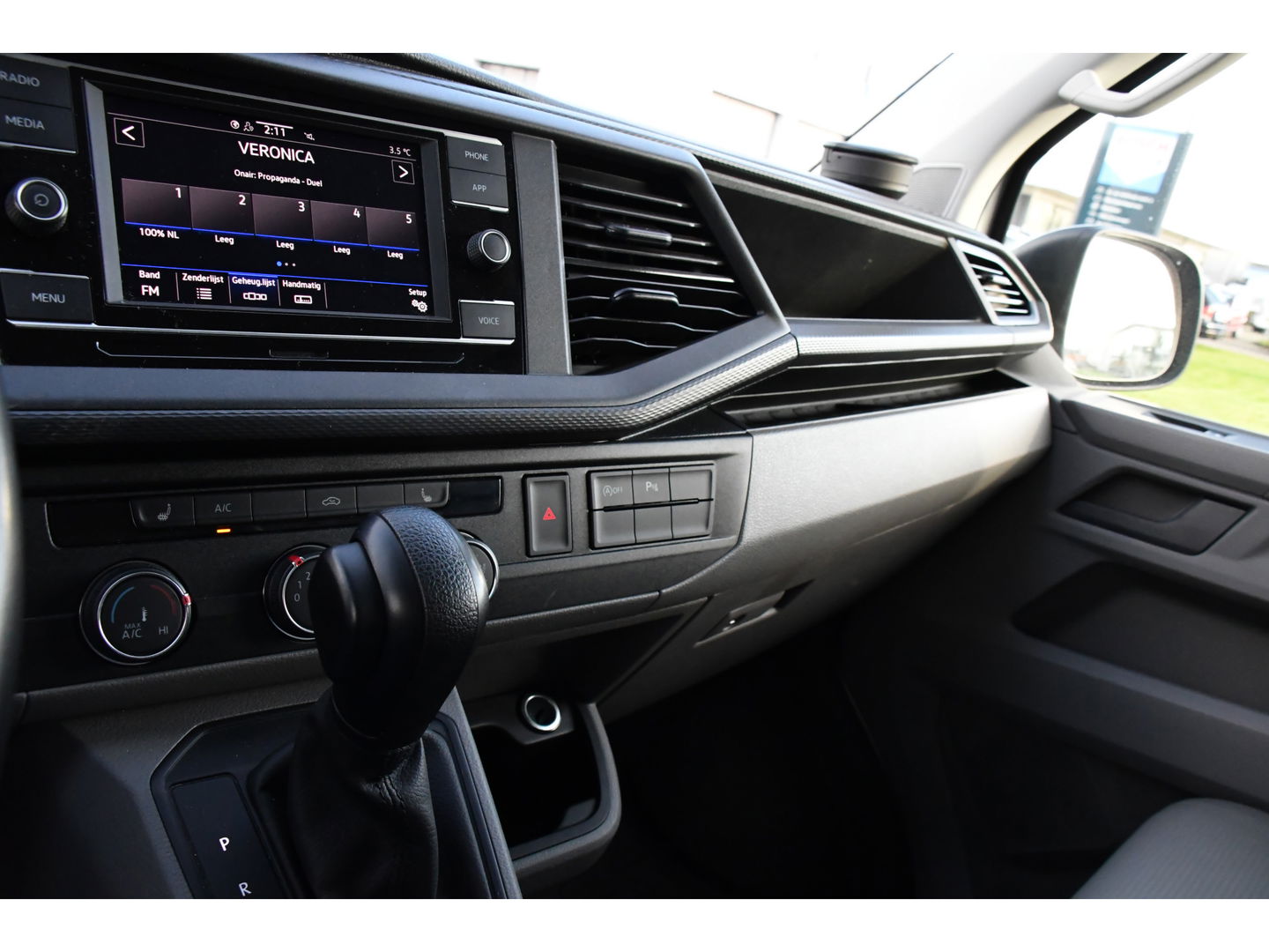 Volkswagen Transporter 2.0 TDI L2H1 ABT Edition Camera, Carplay, Stoelverwarming, Cruise, LED, 150pk, Automaat, Multimedia, Standkachel, Trekhaak, Uniek!