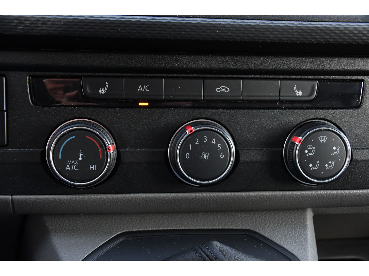 Volkswagen Transporter 2.0 TDI L2H1 ABT Edition Camera, Carplay, Stoelverwarming, Cruise, LED, 150pk, Automaat, Multimedia, Standkachel, Trekhaak, Uniek!