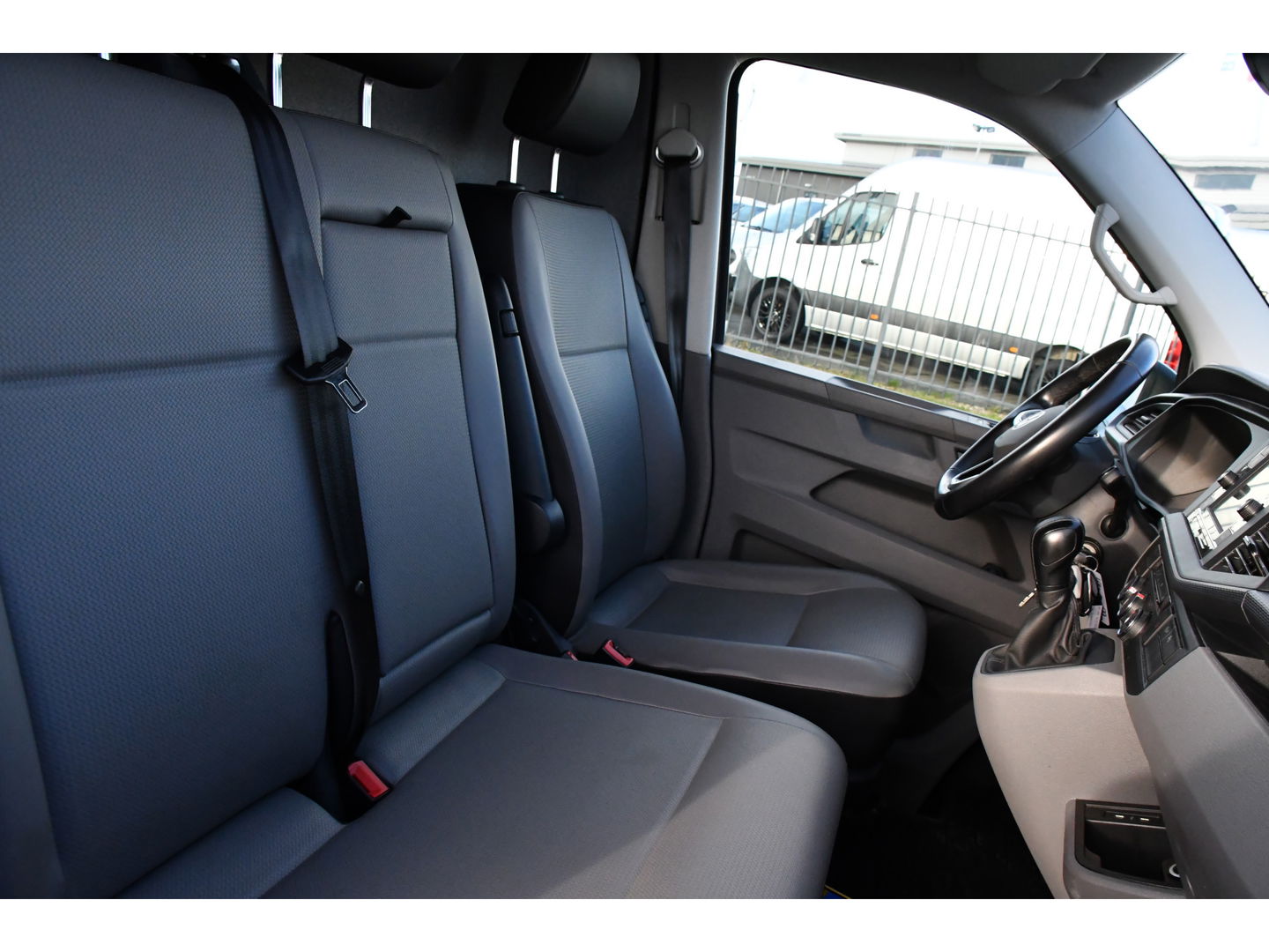 Volkswagen Transporter 2.0 TDI L2H1 ABT Edition Camera, Carplay, Stoelverwarming, Cruise, LED, 150pk, Automaat, Multimedia, Standkachel, Trekhaak, Uniek!