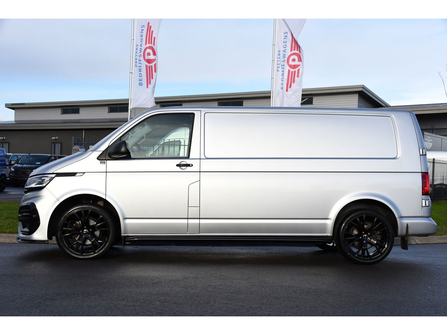 Volkswagen Transporter 2.0 TDI L2H1 ABT Edition Camera, Carplay, Stoelverwarming, Cruise, LED, 150pk, Automaat, Multimedia, Standkachel, Trekhaak, Uniek!