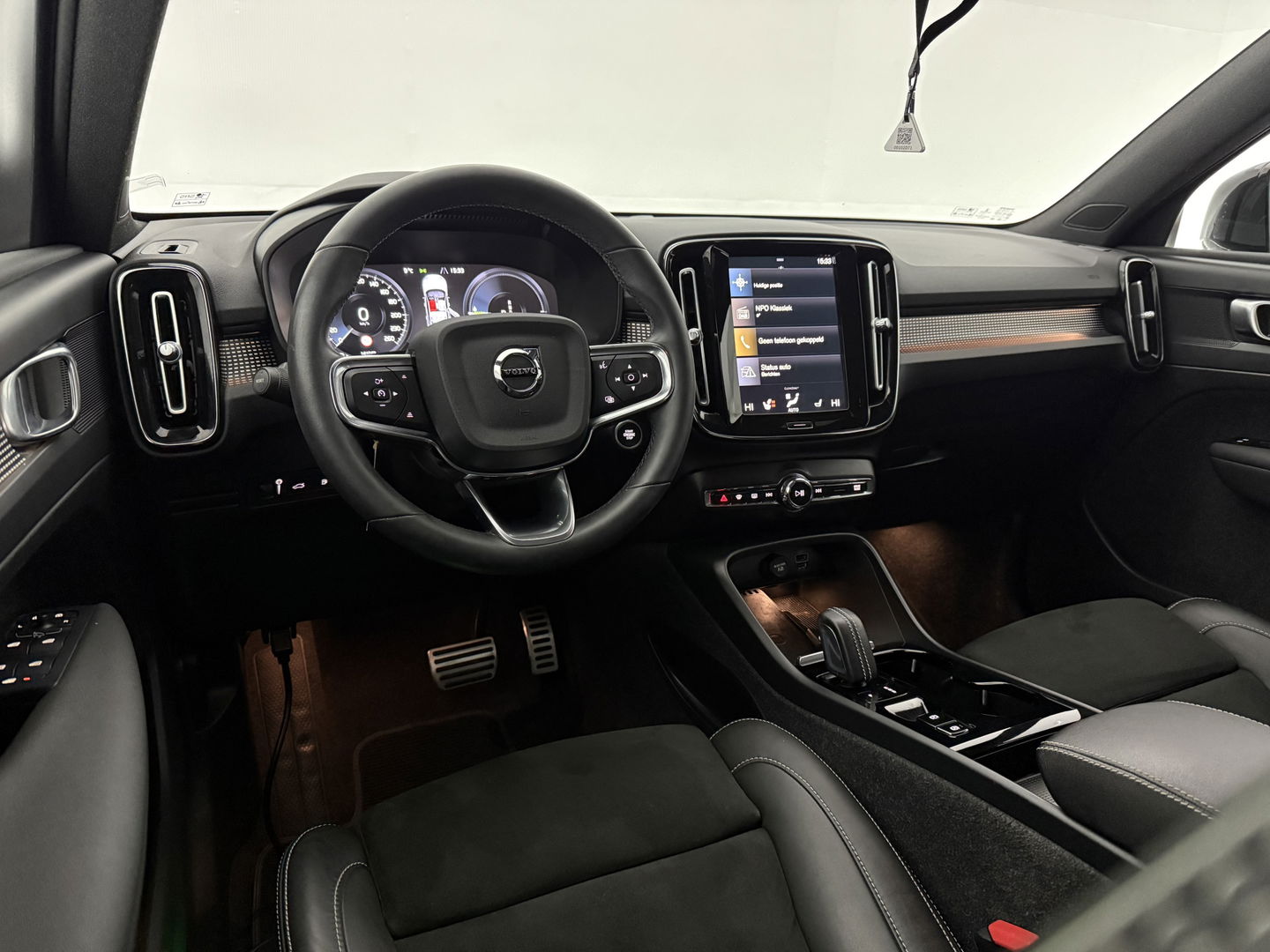 Volvo XC40 1.5 T4 Recharge R-design | SOH 92% | Adap. Cruise | Camera | Virtual | Stoel/Stuur verw. | Sfeer | Trekh. | Keyless