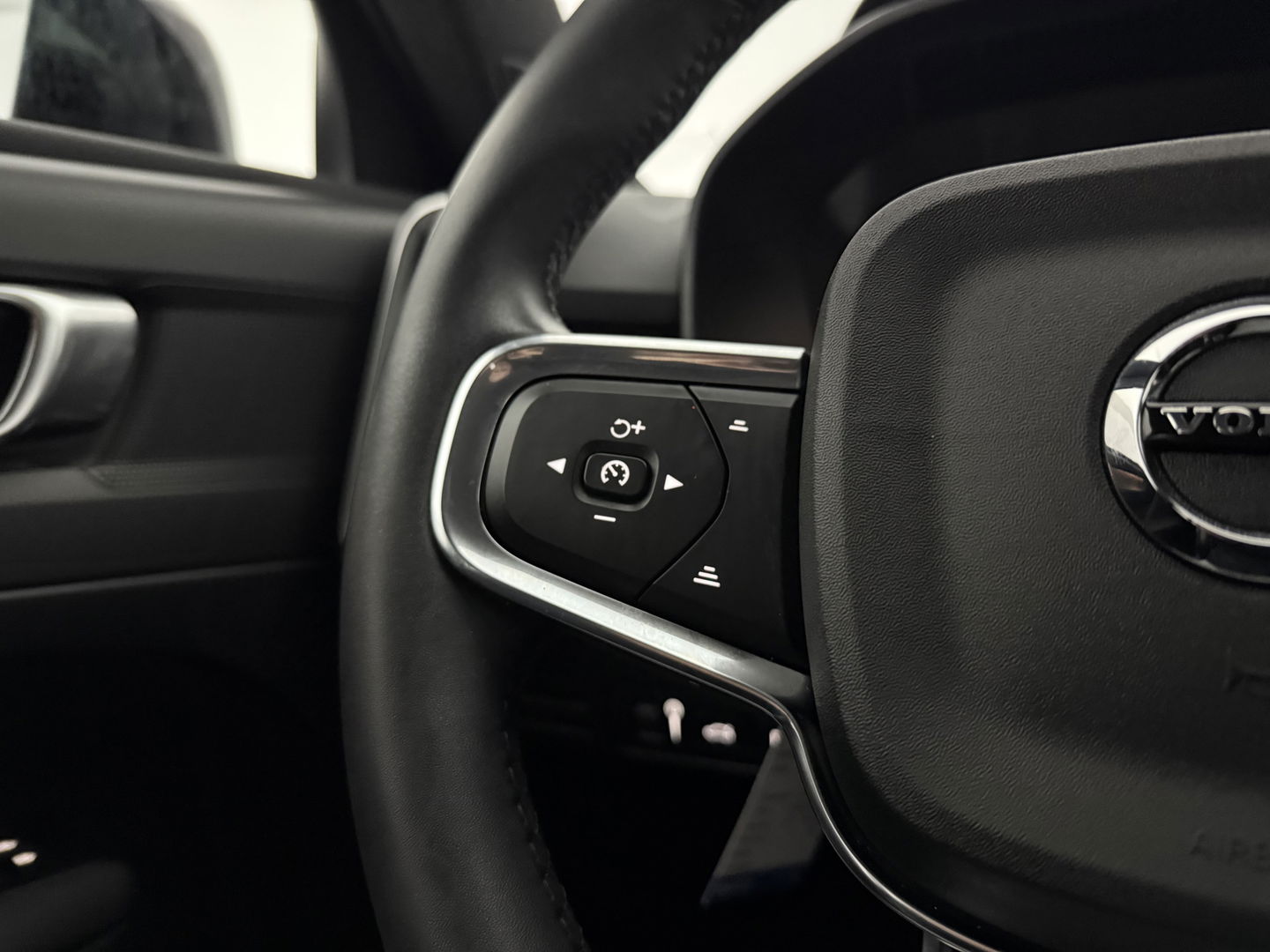 Volvo XC40 1.5 T4 Recharge R-design | SOH 92% | Adap. Cruise | Camera | Virtual | Stoel/Stuur verw. | Sfeer | Trekh. | Keyless