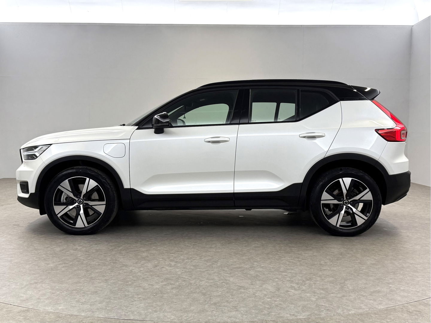 Volvo XC40 1.5 T4 Recharge R-design | SOH 92% | Adap. Cruise | Camera | Virtual | Stoel/Stuur verw. | Sfeer | Trekh. | Keyless