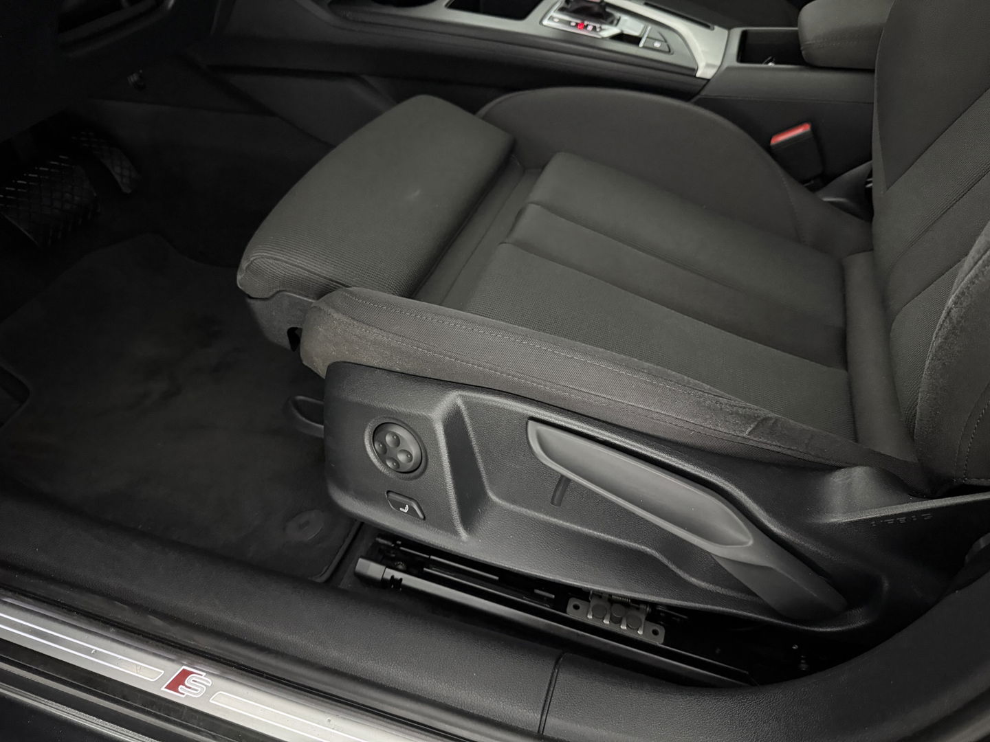 Audi A4 40 TFSI S-Line | Virtual | Carplay | Trekh. | Adap. Cruise | Stoel/Stuurverw. | Navi | LED