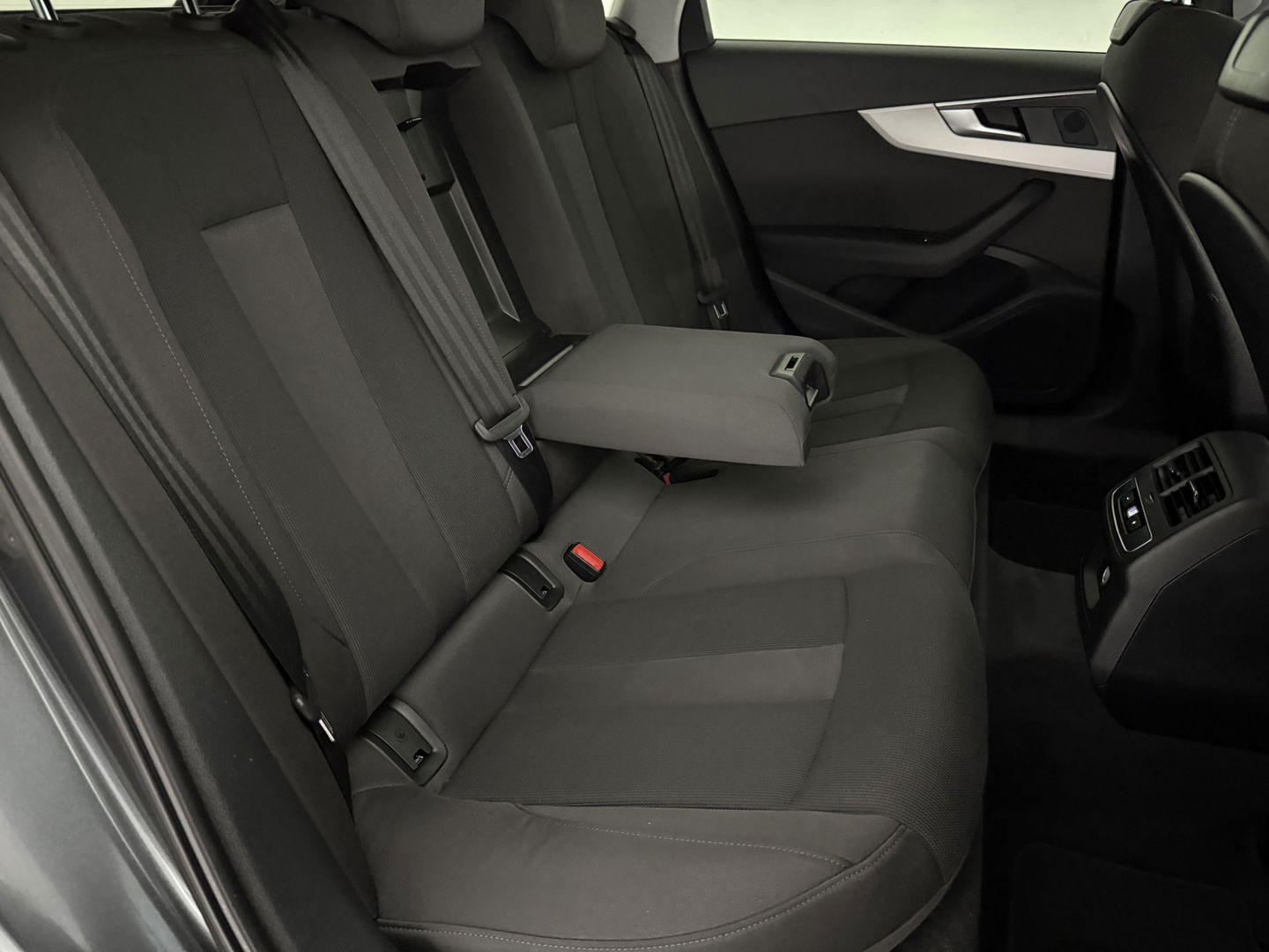 Audi A4 40 TFSI S-Line | Virtual | Carplay | Trekh. | Adap. Cruise | Stoel/Stuurverw. | Navi | LED