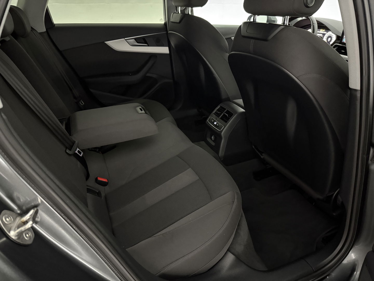 Audi A4 40 TFSI S-Line | Virtual | Carplay | Trekh. | Adap. Cruise | Stoel/Stuurverw. | Navi | LED