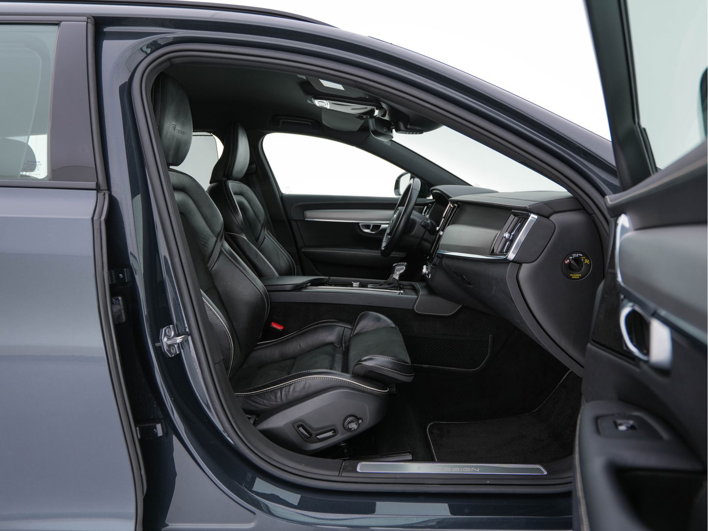 Volvo V90 2.0 D4 R-Design (INCL-BTW) *LEATHER-MICROFIBRE | DIGI-COCKPIT | FULL-LED | HARMAN/KARDON | HEATED-SPORTSEATS | LANE-ASSIST | NAVI-FULLMAP | CAMERA | DAB+ | PRIVACY-GLASS | ECC | PDC | TOWBAR | 19''ALU*