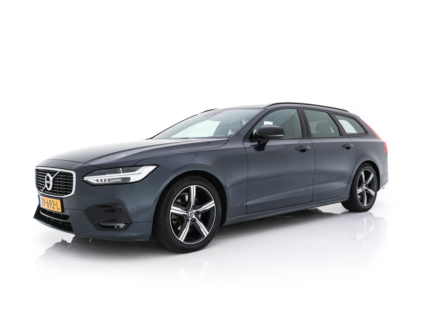 Volvo V90 2.0 D4 R-Design (INCL-BTW) *LEATHER-MICROFIBRE | DIGI-COCKPIT | FULL-LED | HARMAN/KARDON | HEATED-SPORTSEATS | LANE-ASSIST | NAVI-FULLMAP | CAMERA | DAB+ | PRIVACY-GLASS | ECC | PDC | TOWBAR | 19''ALU*