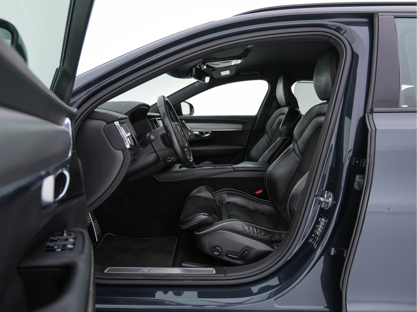 Volvo V90 2.0 D4 R-Design (INCL-BTW) *LEATHER-MICROFIBRE | DIGI-COCKPIT | FULL-LED | HARMAN/KARDON | HEATED-SPORTSEATS | LANE-ASSIST | NAVI-FULLMAP | CAMERA | DAB+ | PRIVACY-GLASS | ECC | PDC | TOWBAR | 19''ALU*