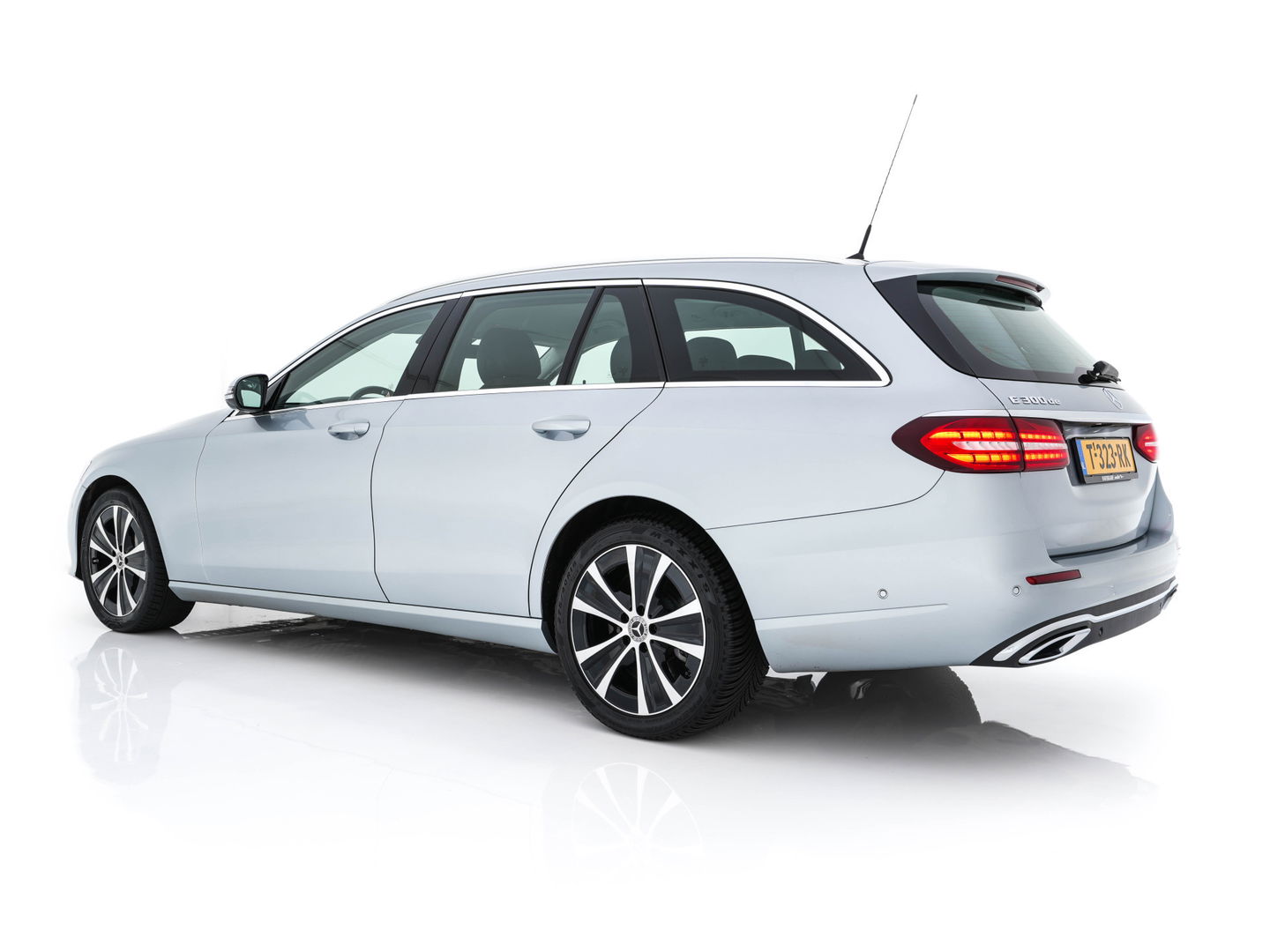 Mercedes-Benz E-Klasse Estate 300 de Luxury Line (INCL-BTW) Aut. *ADAPTIVE-CRUISE | LUXURY-LEATHER | FULL-LED | WIDE-SCREEN-DIGICOCKPIT | BLIND-SPOT | AMBIENT-LIGHT | HEATED-SPORTSEATS | CAMERA | DAB+ | NAVI-FULLMAP | PDC | ECC | 18''ALU*