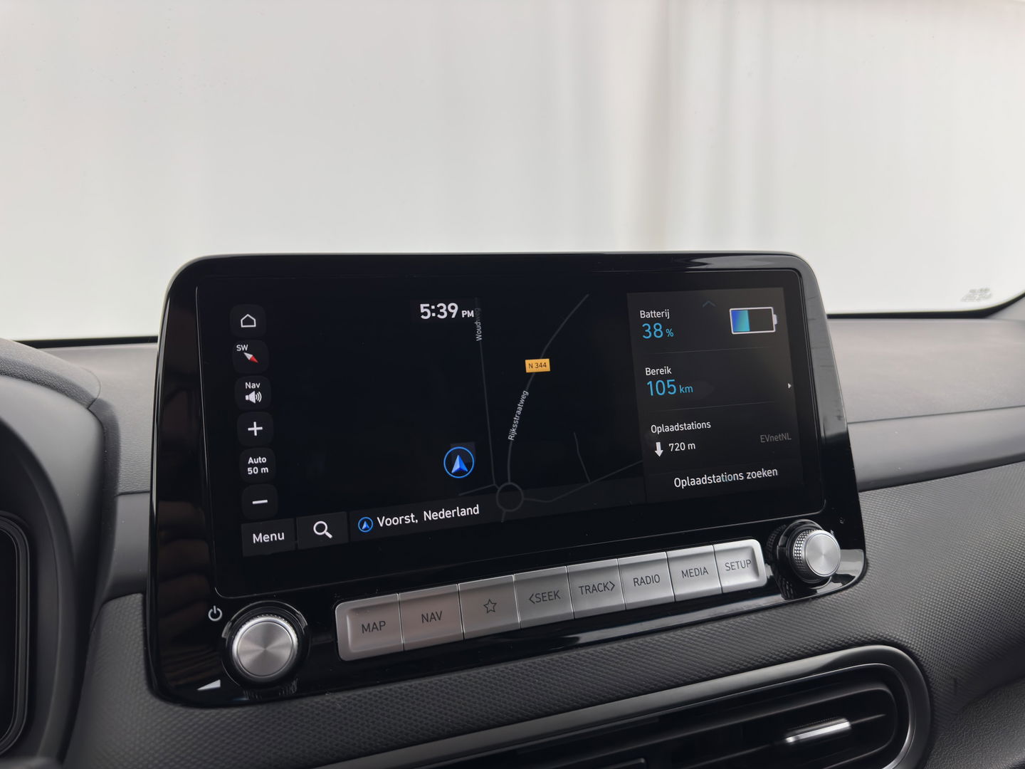 Hyundai KONA EV Fashion 39 kWh [ 3-Fase ] {SOH-100%} (INCL.BTW) NEW MODEL Aut. *HEAD-UP | NAVI-FULLMAP | DIGI-COCKPIT | FULL-LED | KRELL-AUDIO | LANE-ASSIST | KEYLESS | CAMERA | HEAD-UP | SHIFT-PADDLES | DAB | ADAPT.CRUISE | COMFORT-SEATS | 17'