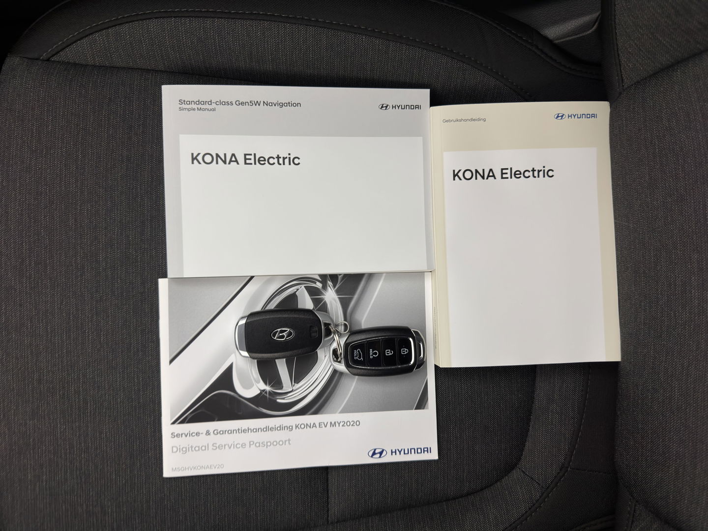 Hyundai KONA EV Fashion 39 kWh [ 3-Fase ] {SOH-100%} (INCL.BTW) NEW MODEL Aut. *HEAD-UP | NAVI-FULLMAP | DIGI-COCKPIT | FULL-LED | KRELL-AUDIO | LANE-ASSIST | KEYLESS | CAMERA | HEAD-UP | SHIFT-PADDLES | DAB | ADAPT.CRUISE | COMFORT-SEATS | 17'